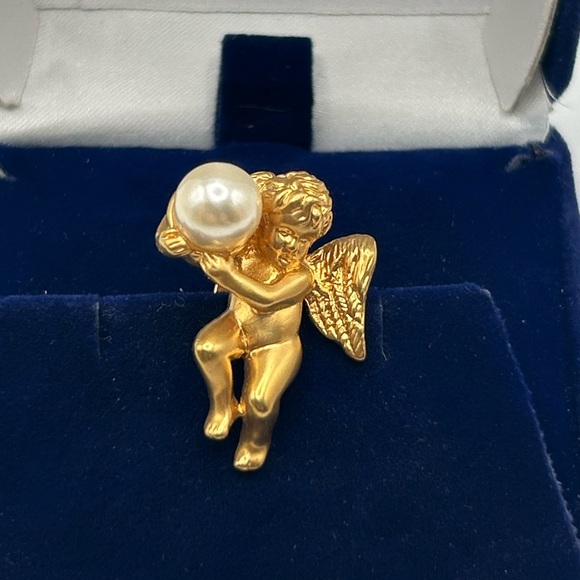 Vintage Avon Gold Pearl Angel Brooch - Picture 8 of 8